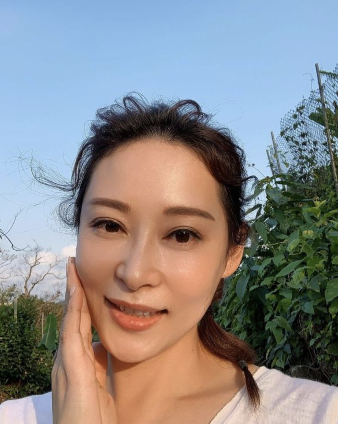 杨怡姐姐晒全家福庆祝女儿毕业，俩继女罕见出镜，一家人感情融洽