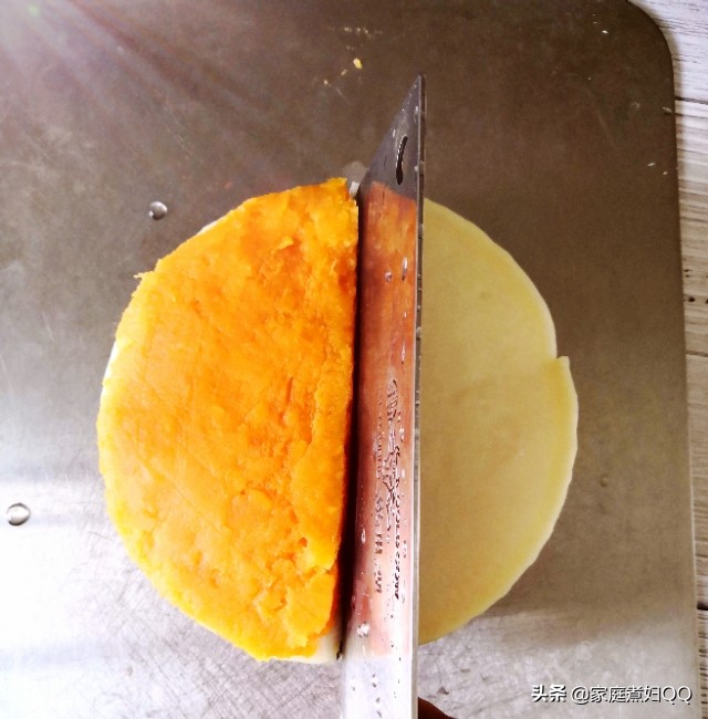 Sweet and soft glutinous rice and red bean cake, with distinct layers and rich taste, it is healthier with whole grains