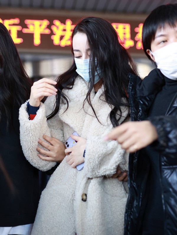 Big couplet discharges CCTV spring late first time the person is too much! Little fresh pork gathers together scarcer, this year spring evening is lively