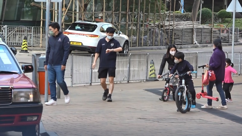 霍啟剛一家五口出遊，郭晶晶提三部滑板車，媽媽力Max