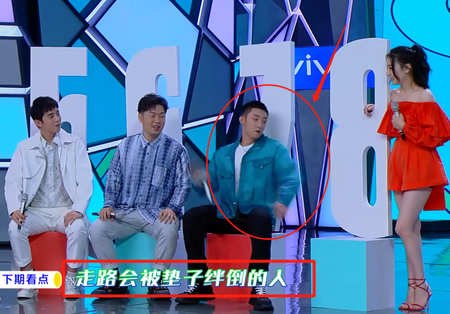 黄景瑜节目中跌倒，热巴现场反应引爆笑，是否避嫌一望而知
