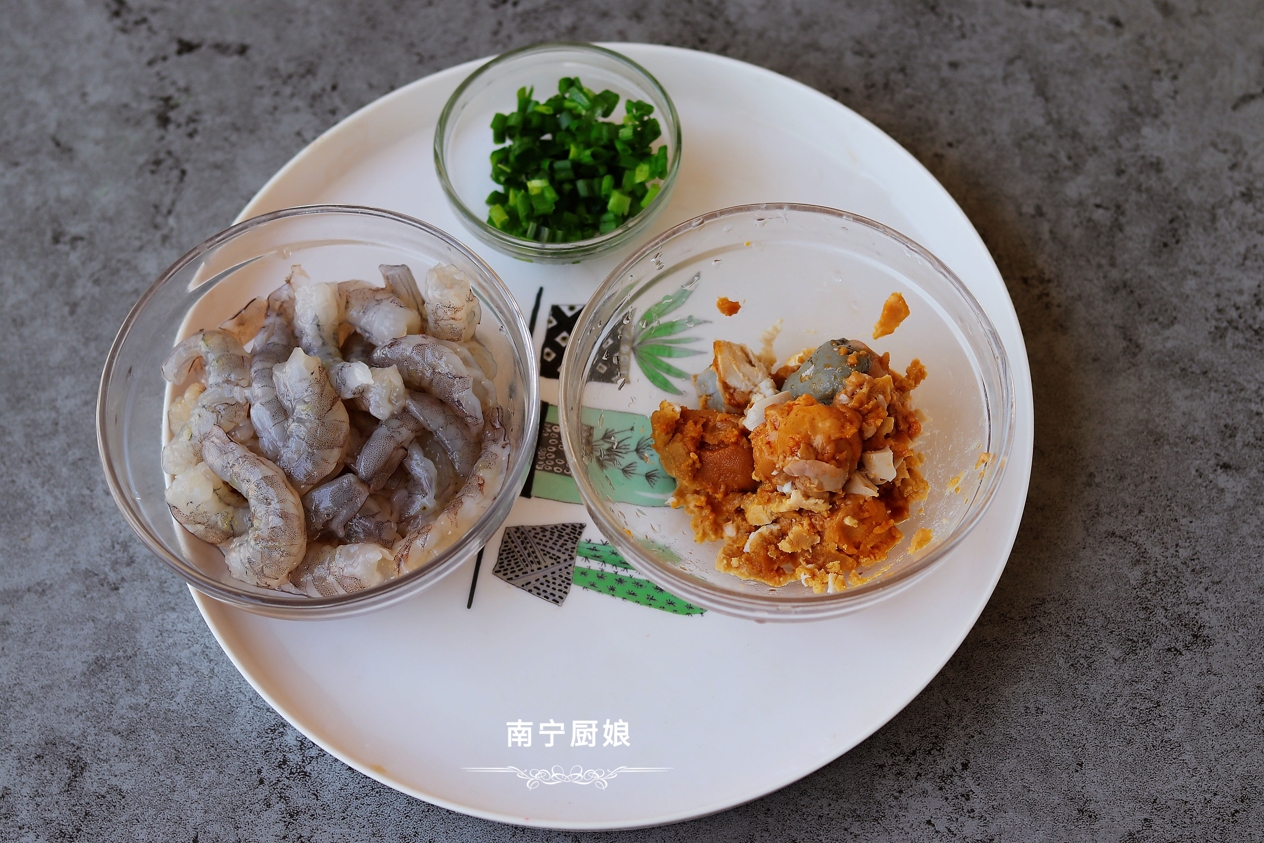 教你沒吃過的蝦仁新做法，一周吃7次都不膩，一次做一大盤不夠吃