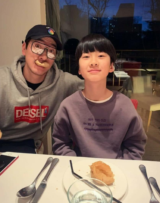 有種“複製”叫張亮女兒，跟爸爸如同照鏡子，哥哥天天很優秀