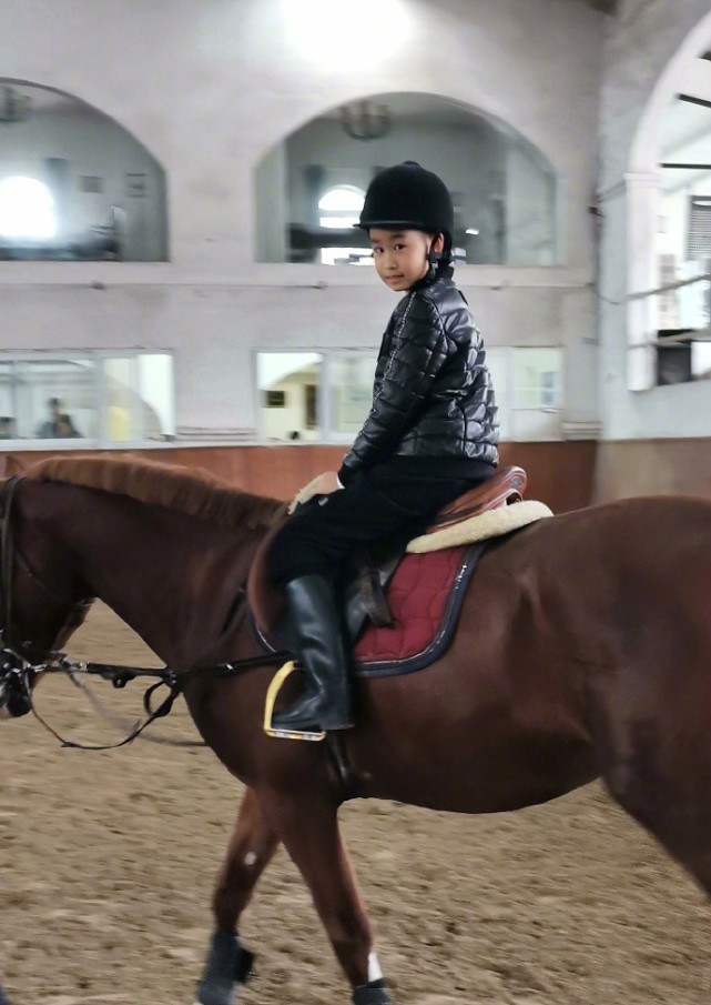 好爸爸！赵文卓国庆陪儿女骑马，子龙和妹妹马背上手拉手超有爱