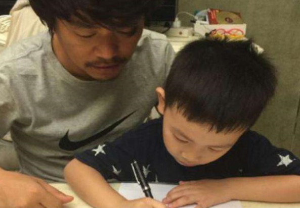 王宝强为儿子庆祝10岁生日，晒照发文父爱爆棚，马蓉难得低调