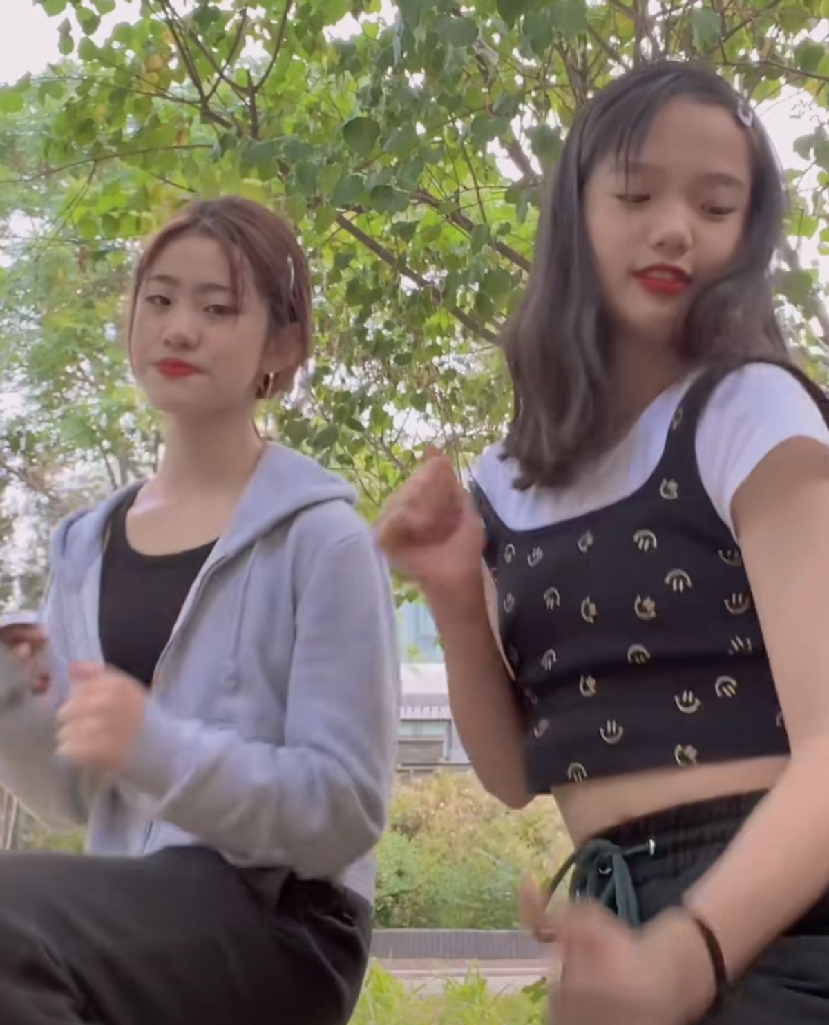 鐘麗緹二女兒穿露臍裝熱舞，動作利落女團範十足，五官立體顯高級