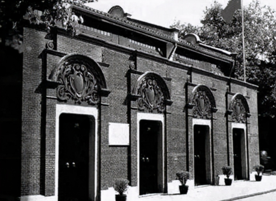 大年初一梳理百年历史，我发现毛主席有件事情从未改变过