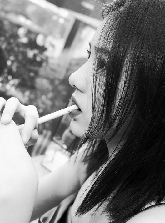 汪峰16岁长女晒高清美照，小苹果穿扮成熟白到发光，颜值超高