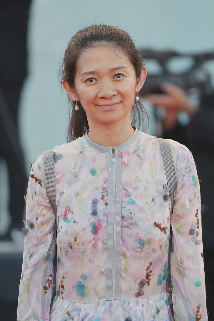 中国女导演素颜走红毯真胆大！穿碎花裙背着双肩包，比巩俐还自信