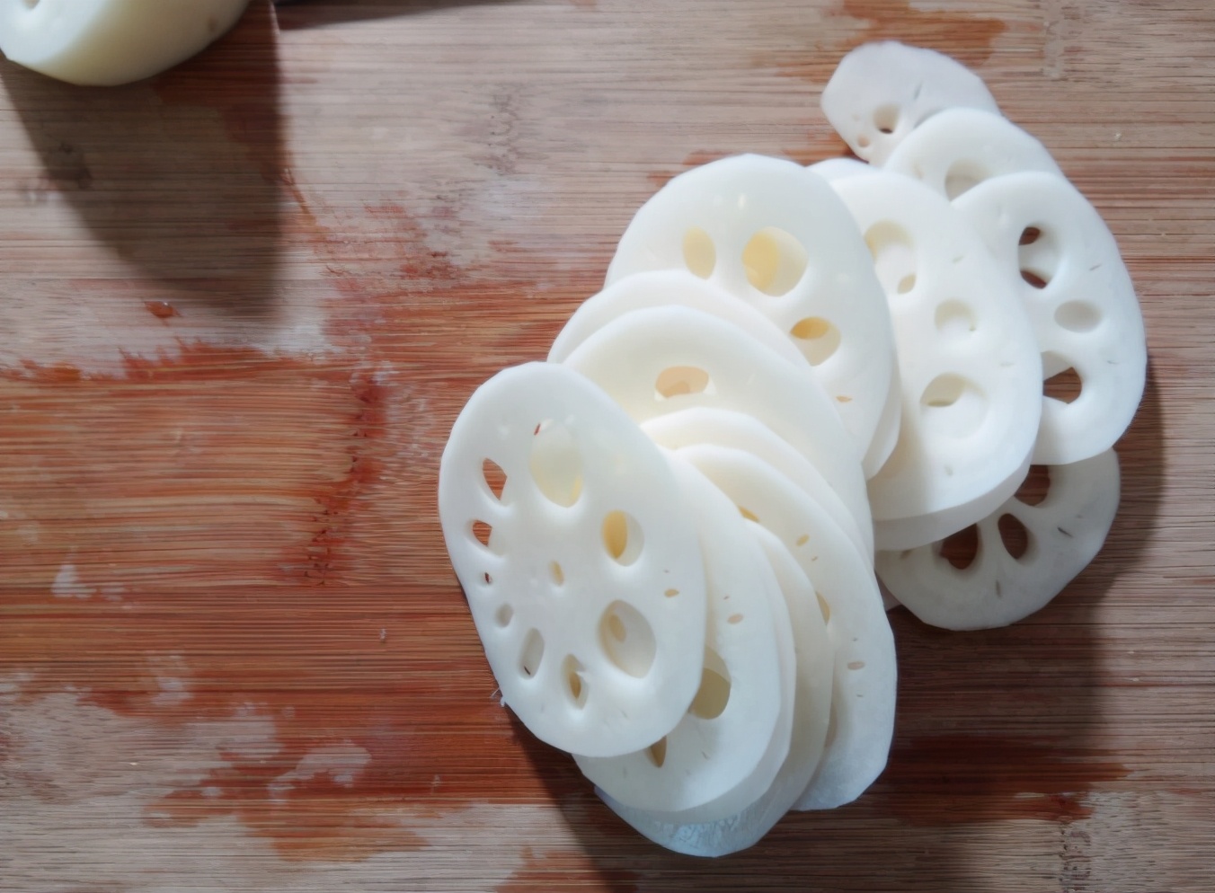 Boiled lotus root slices tend to turn black?  The chef teaches you a trick to ensure that the lotus root slices are not black, white, crisp and tasty