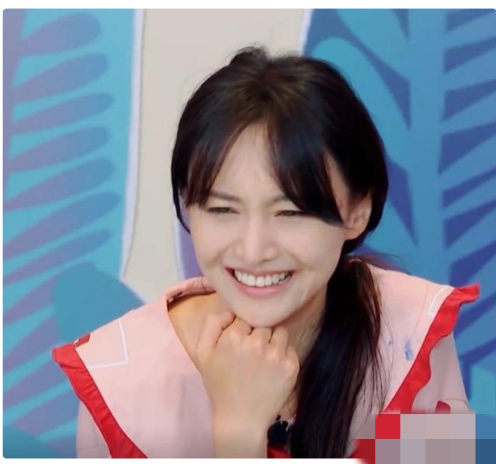 郑爽认错杨超越，被提醒后9个字救场，小爽也太机智了吧