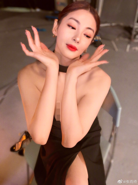 张雨绮与小7岁男星上演摸脸杀！穿花秋衣被指违和，还撞脸李湘？