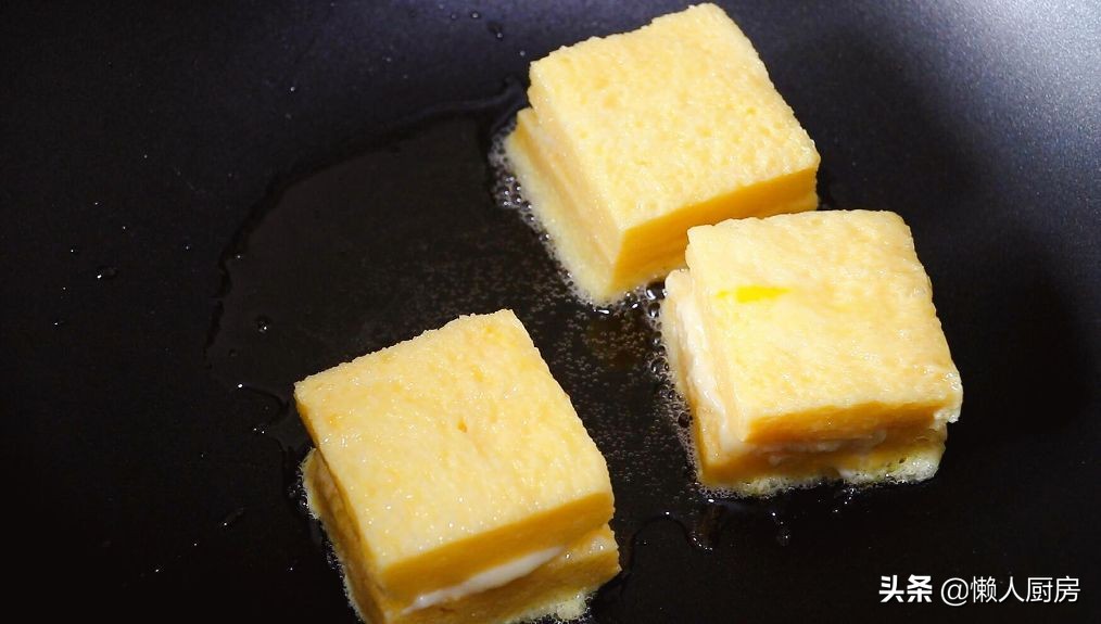 Don’t just make sandwiches for toast. Add milk and 2 eggs to make it more delicious.