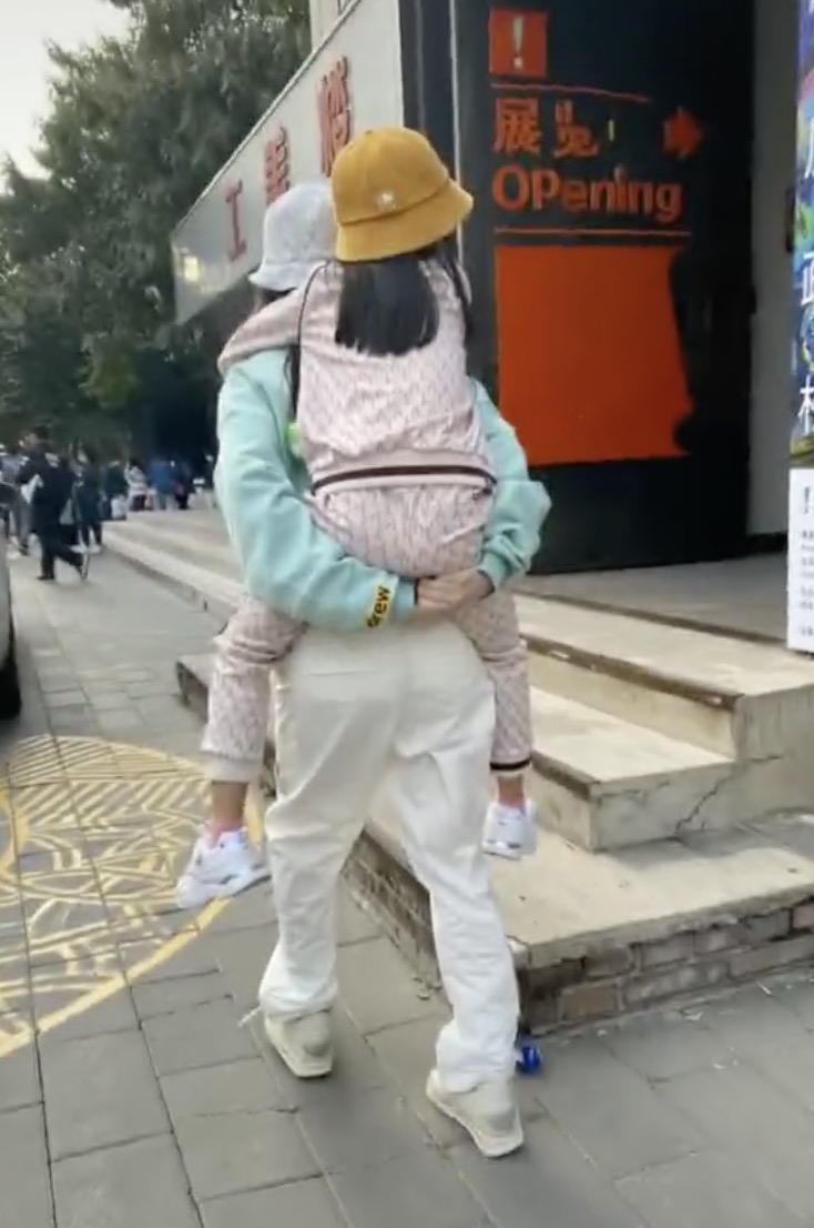 李小璐带女儿外出游玩，母女俩潮范儿十足，甜馨颜值越来越高