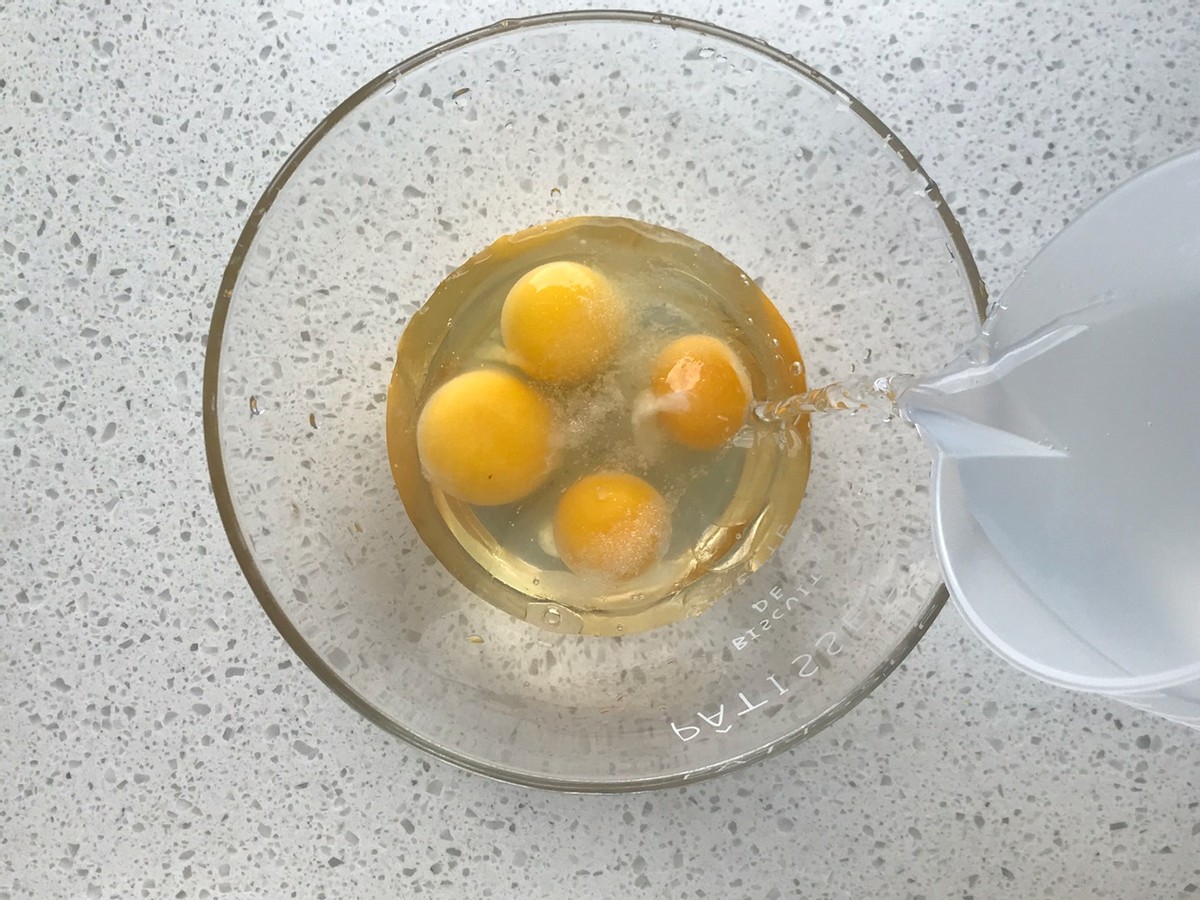 豆腐和鸡蛋完美结合，蒸一蒸，鲜香入味，爽滑好消化，太美味了