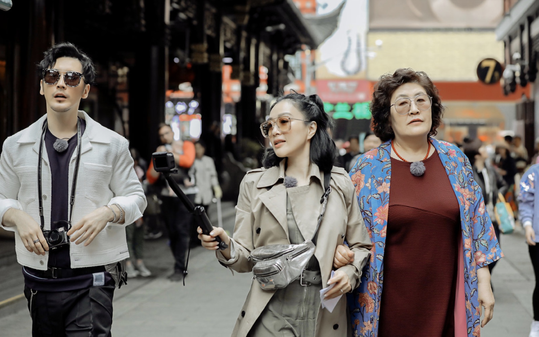 钟丽缇晒母女写真，俩女儿颜值高气场足，妈妈小腹平平仍未能怀孕