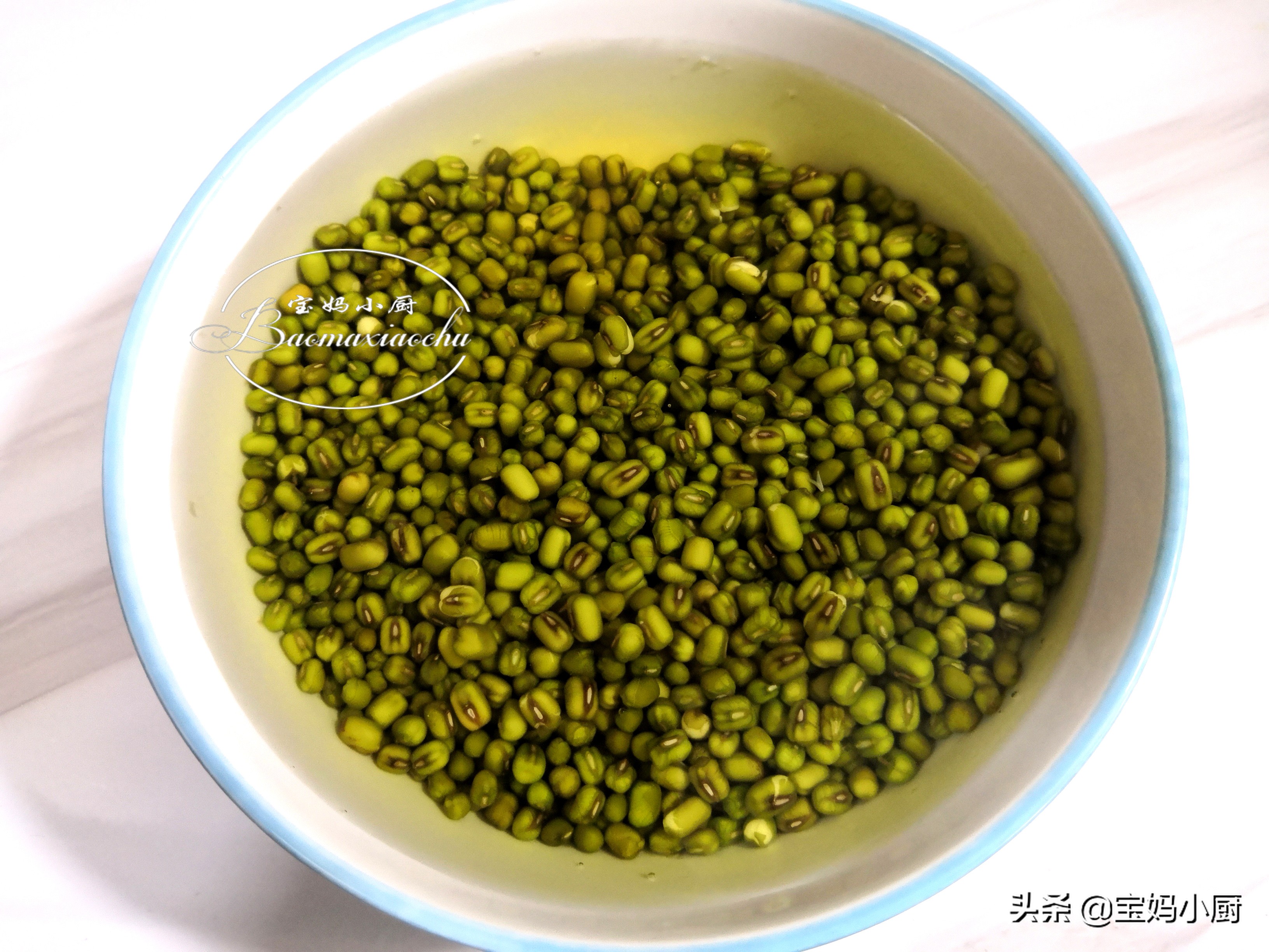 用綠豆湯做發糕火了，天熱常吃好，一攪一蒸就出鍋，有彈性還蓬鬆