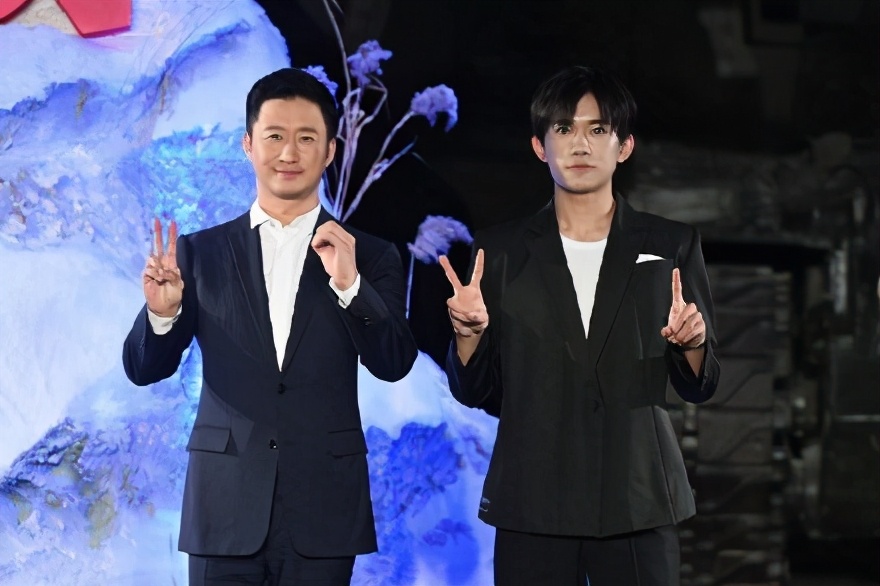 易烊千玺拍《长津湖》，合影时表情搞笑，拥抱后谁注意吴京衣服？