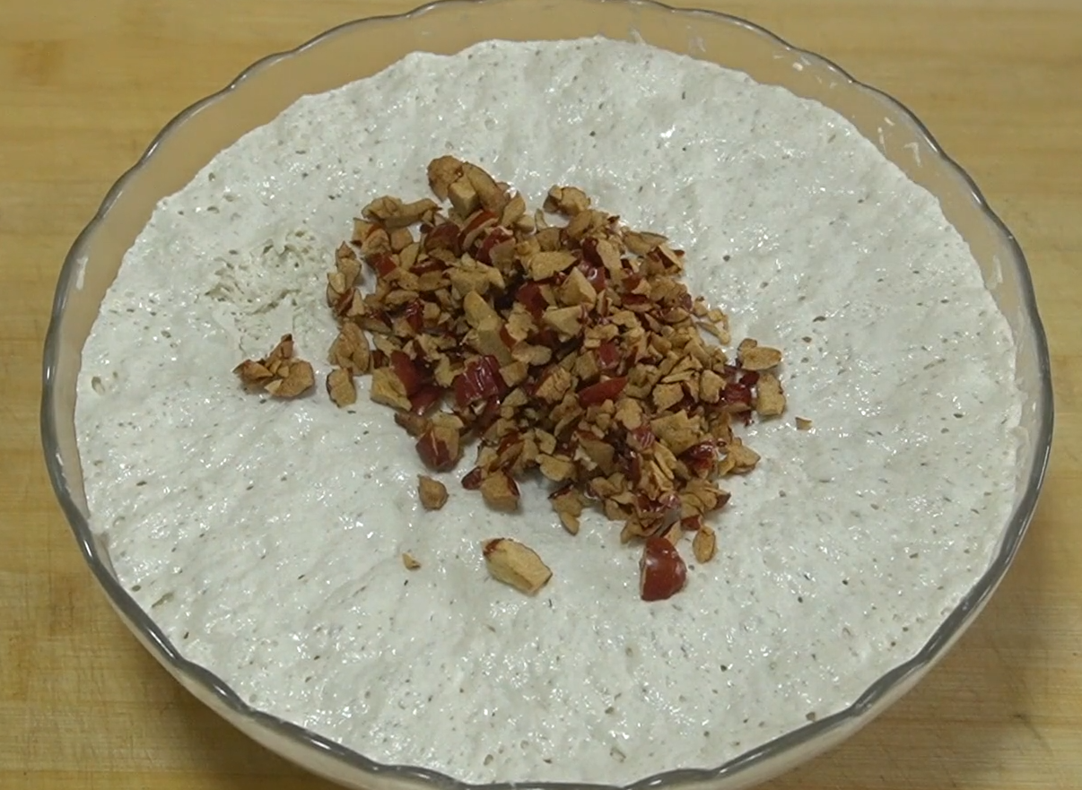 Don’t just cook the rice. Add a handful of peanuts and stir with chopsticks. It is fluffy and soft, and it tastes like bread.
