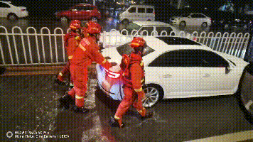 闻“汛”而动—海城市消防救援大队排涝除险解民忧