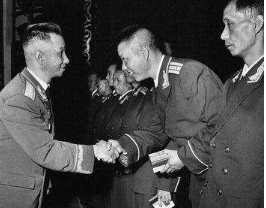 此人本该是中将，却只授了个大校，军服锁在箱子里看都没看