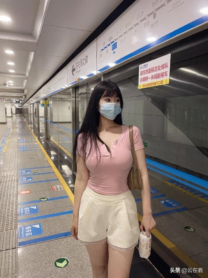 Beautiful Women Take Glamorous Photos On The Subway They Look So Good