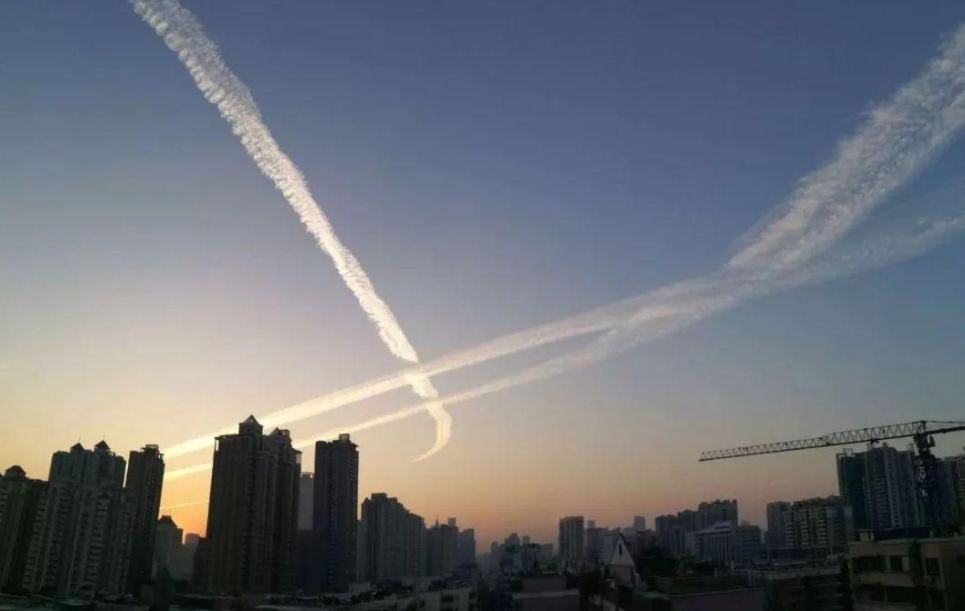 黑龙江出现不明飞行物，一连串火光，持续半分钟，啥东西飞来了？