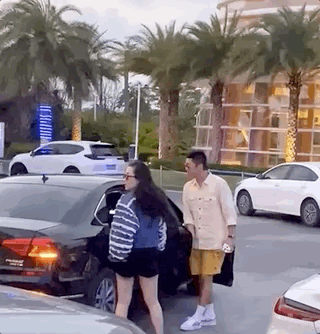 度假一家三亞度假被偶遇，神秘女孩兒現身，再被質疑是霍思燕二胎