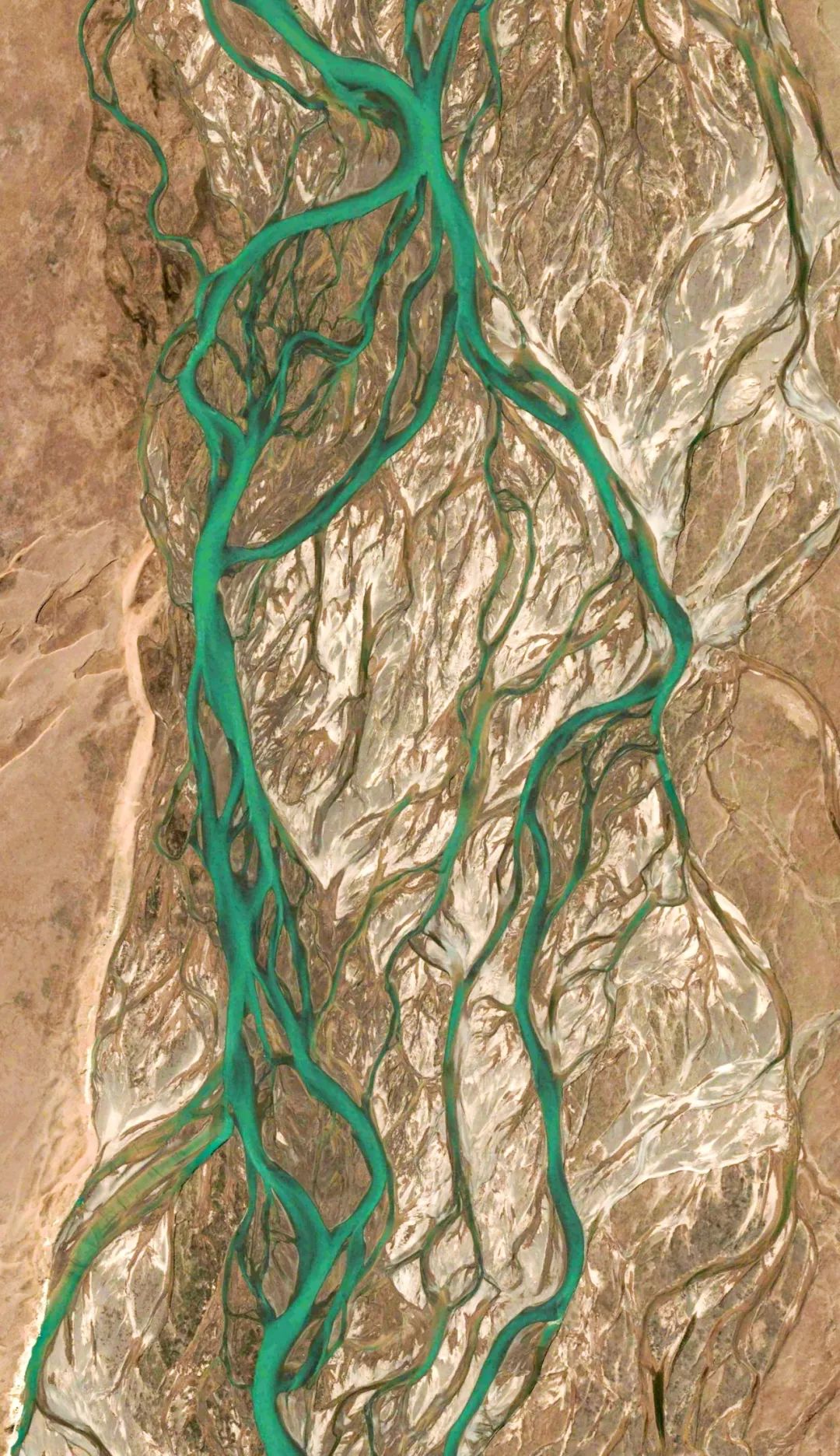 长江上源通天河的辫状水系▼"江源如帚,分散甚阔"早在1720年,康熙皇帝