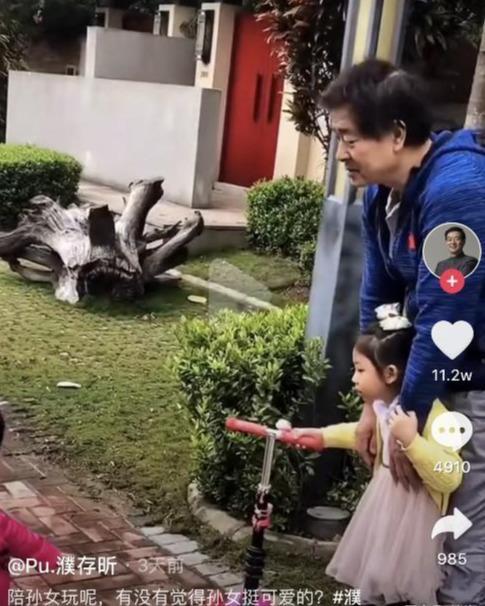 67岁老艺术家濮存昕，驼着背为学生讲课！女儿结