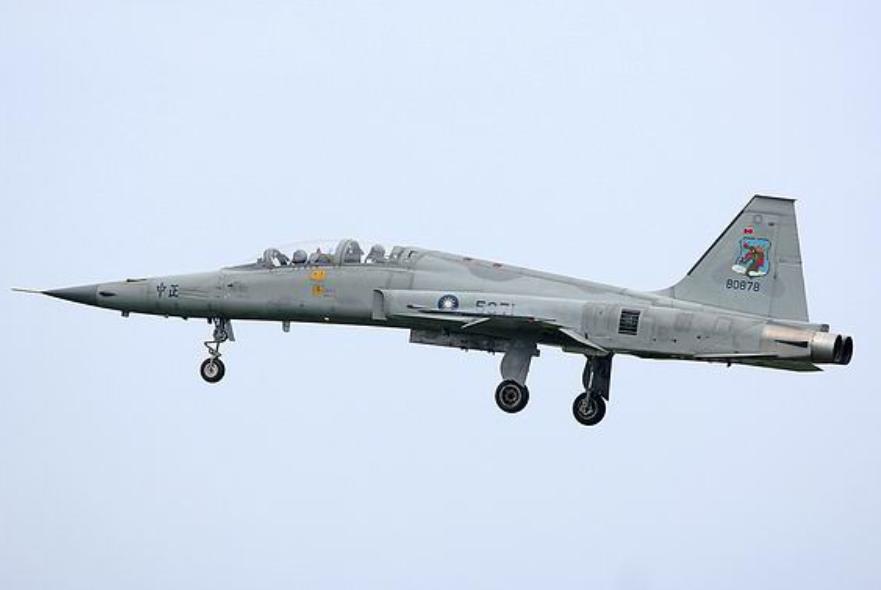 黃植誠：駕百萬戰機回大陸，獲65萬獎金、娶空姐為妻，官至少將 - 資訊咖