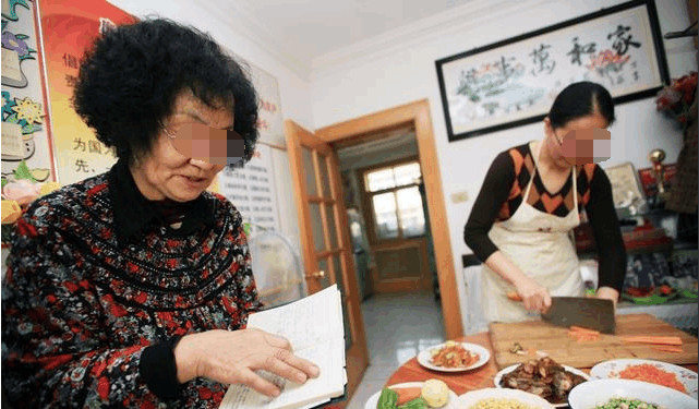 婆婆天天给我剩饭，突然提早下班，看到厨房里