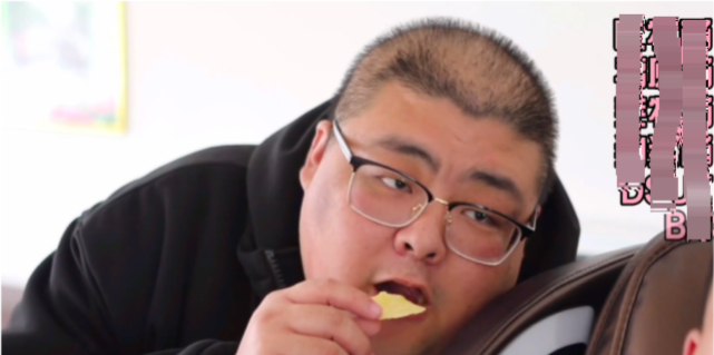 泡泡龙生前曾被好友倒灌花生油，画面让人非常