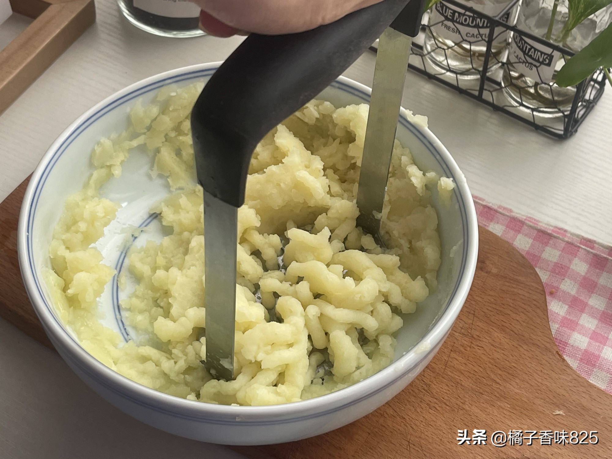 土豆新做法，香辣酸爽软糯劲道特开胃，比凉皮还好吃，适合夏天吃