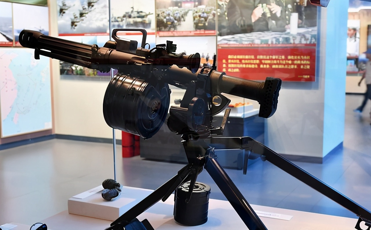 一枪打爆一辆车！揭秘解放军最新大口径杀器榴弹枪，关键技术全球首创