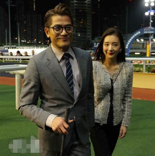 方媛晒两女儿萌照庆六一，姐姐比妹妹高半头，