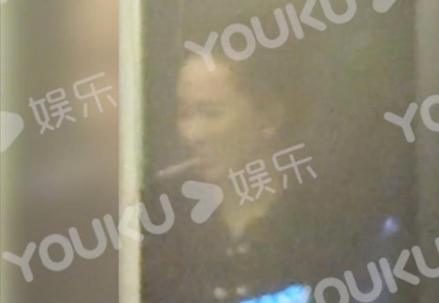 40岁霍思燕夜会友人，儿子让保姆带回家，嗨到凌晨不见杜江陪伴