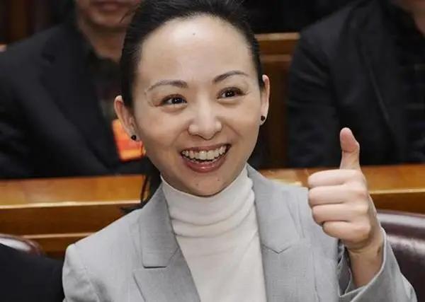 “千手觀音”邰麗華2歲失聰，兒子健全老公寵愛，人美心善有好報