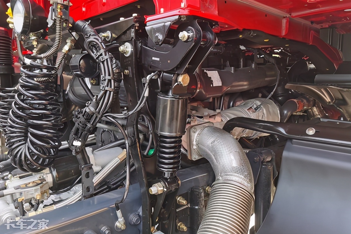 搭载上柴380马力发动机实拍红岩杰狮c64x2燃气牵引车