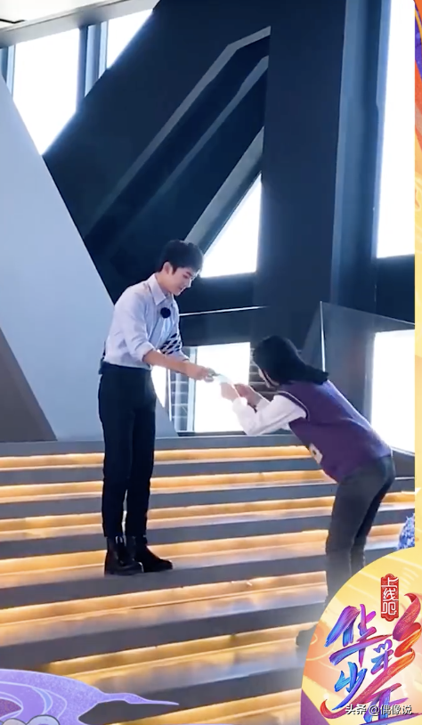 易烊千玺录制央视新选秀，画面被吐槽像班主任发试卷：温暖又刺激