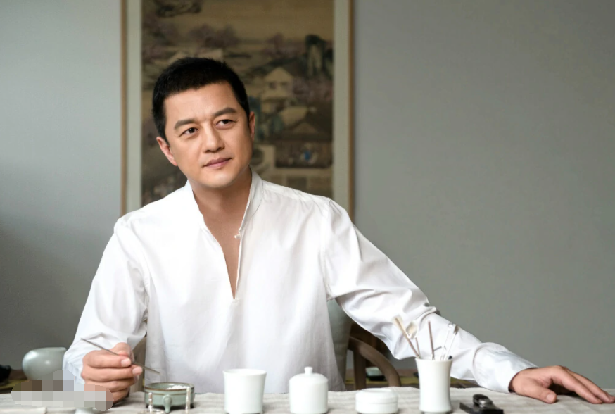 李亚鹏被判赔4000万，近况陷入困境堪忧，新恋情