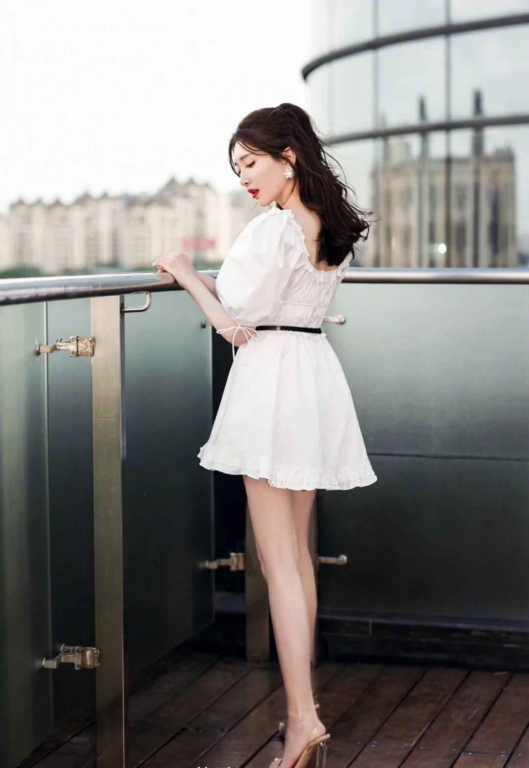 Jiang Shuying has fair skin, charming long legs, and a body proportion ...