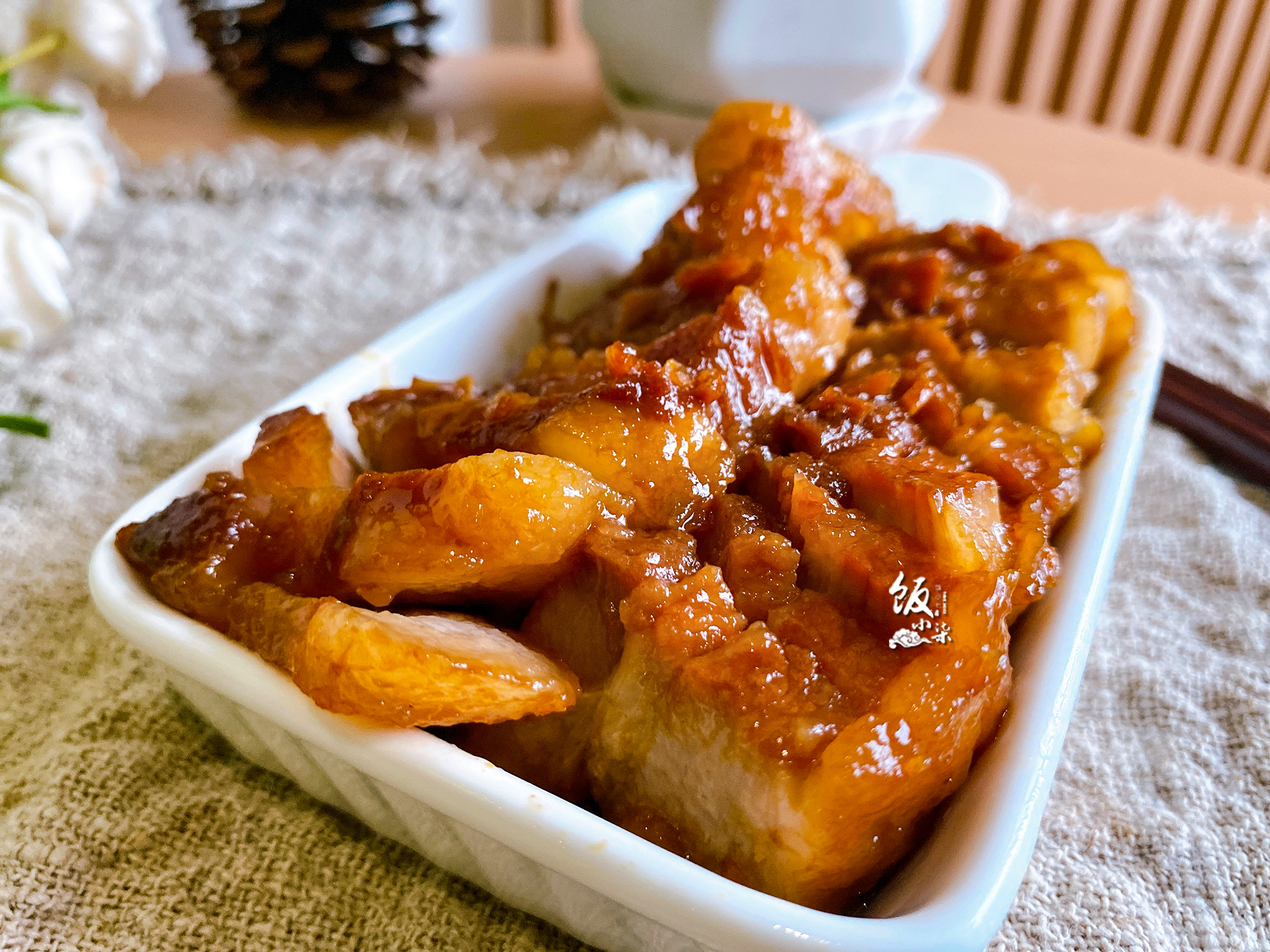 把整块五花肉放电饭锅里，焖30分钟出锅，把家人都“馋坏了”