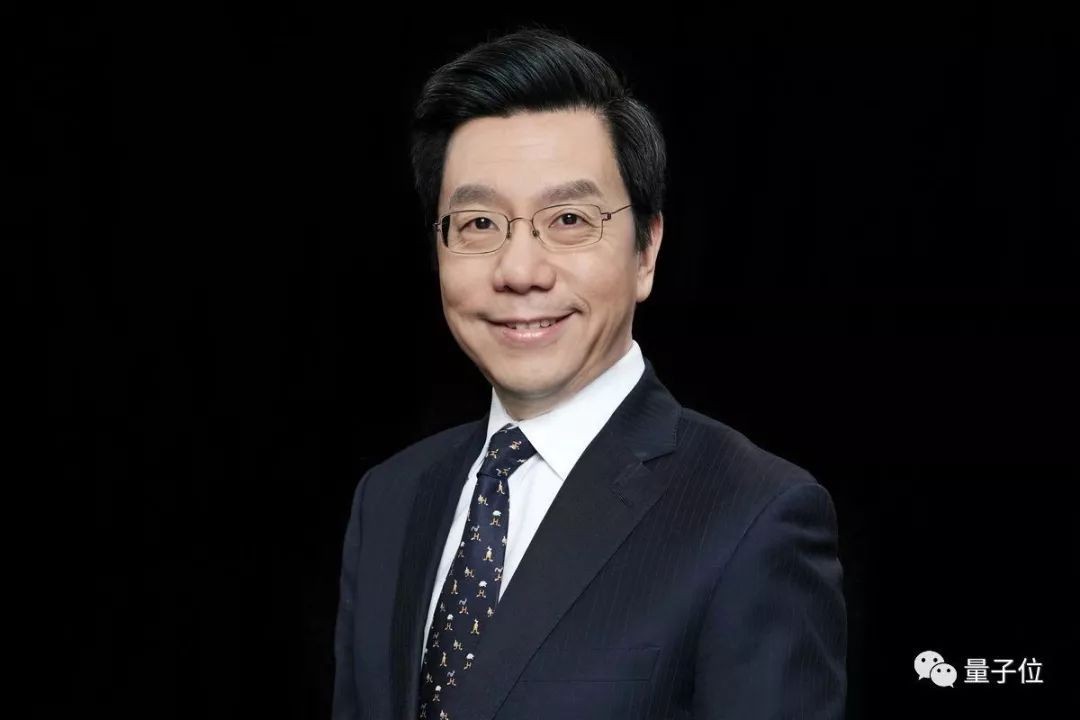 他拒绝1000万高薪，携864家企业回国，曾言：洋装在身，心系祖国