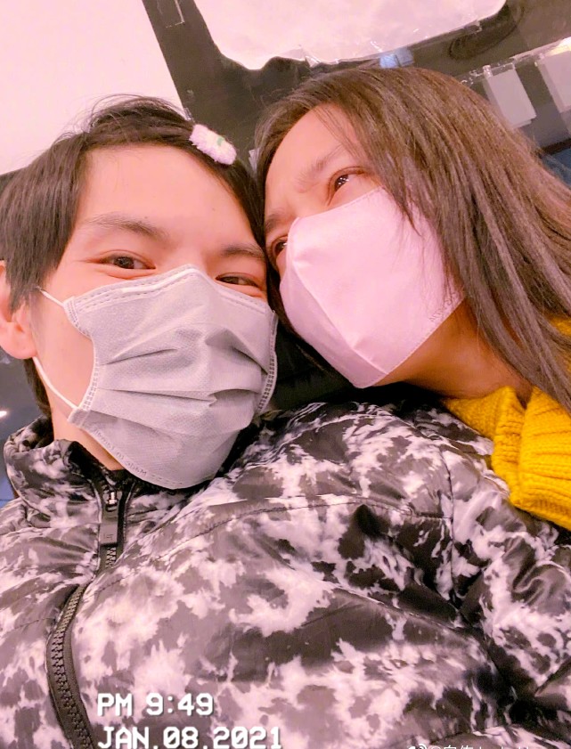 向佐曬一家三口牽手照官宣女兒百日，郭碧婷依偎老公肩膀秀恩愛