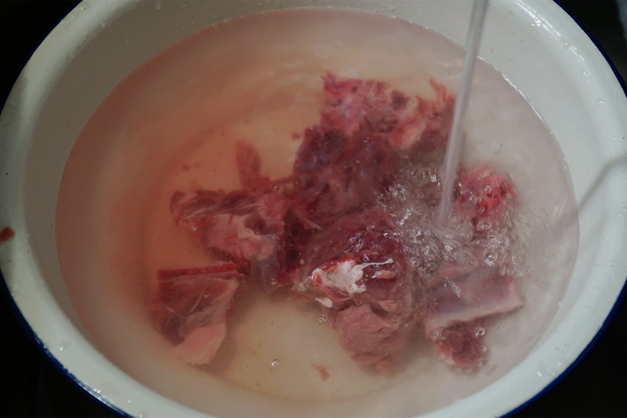 炖排骨时，别下锅就煮，多加这几样，汤浓肉香