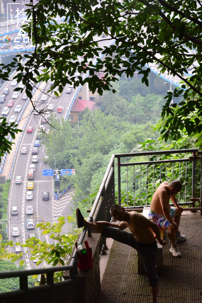 在重庆佛图关寻找“巴山夜雨”，爬完数不尽的台阶，结果令人失望
