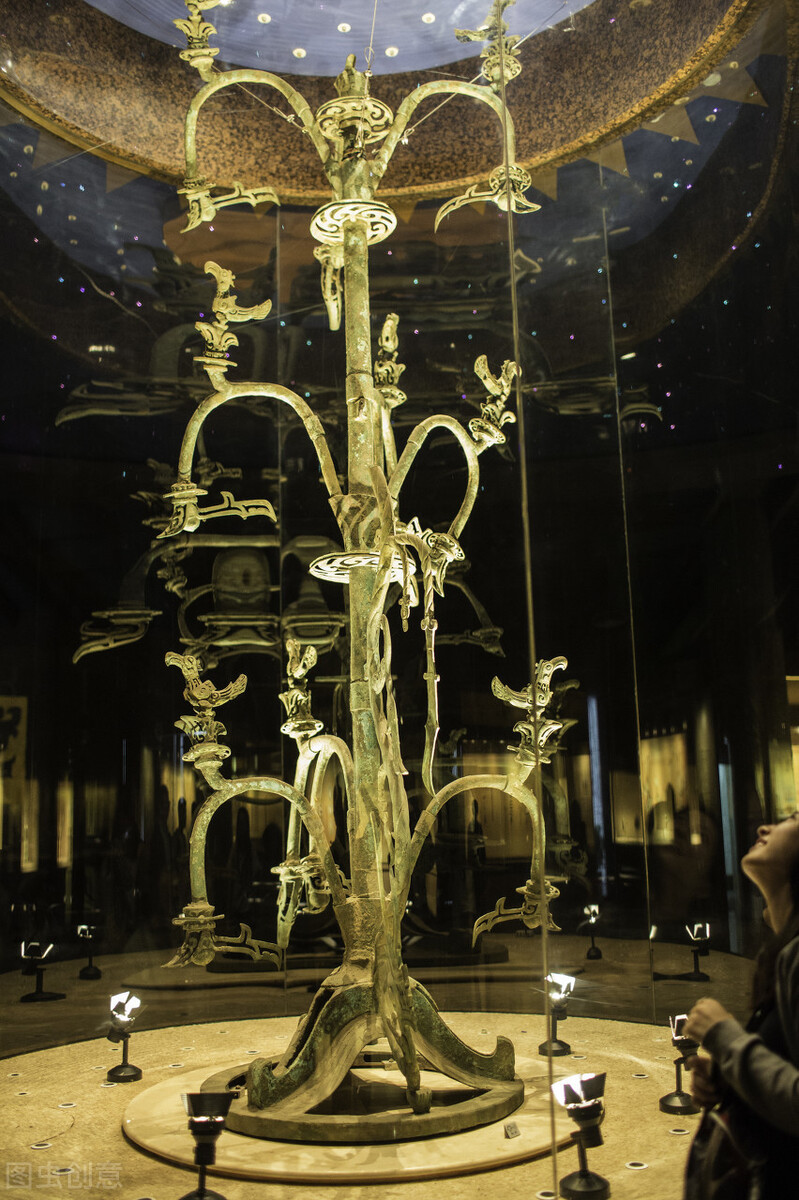 对比扶桑树的比例参照,青铜神树形象地再现"十日传说"三星堆出土的"