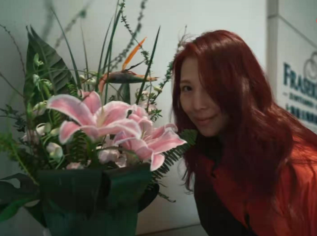 張晉新年首曬全家福，三個兒女同框送祝福，豪宅內景罕見曝光