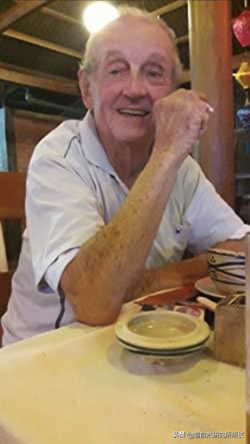 一位法國老人的外星之旅，帶回了一切未解之謎的終極答案